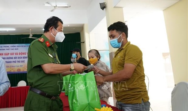 Entregan obsequios a extranjeros afectados por el COVID-19 en Ciudad Ho Chi Minh hinh anh 2