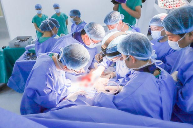 Exitoso primer injerto endoscopico de cartilago articular artificial en Vietnam hinh anh 1