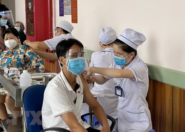 Registra Vietnam casi 13 mil casos nuevos de COVID-19 hinh anh 1