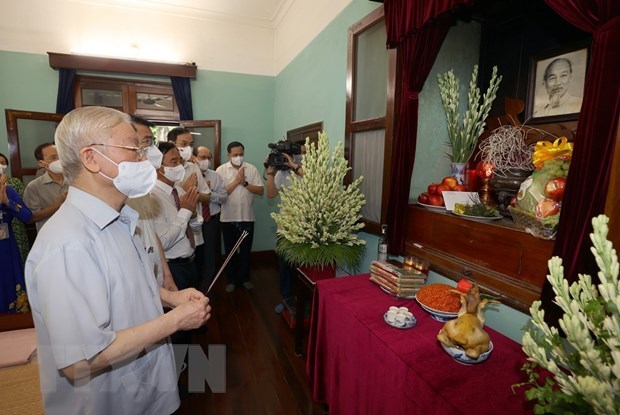 Maximo dirigente de Vietnam rinde tributo al Presidente Ho Chi Minh en ocasion el Dia Nacional hinh anh 1