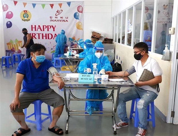 Administran segunda dosis de vacuna contra el COVID-19 a trabajadores en Ciudad Ho Chi Minh hinh anh 1