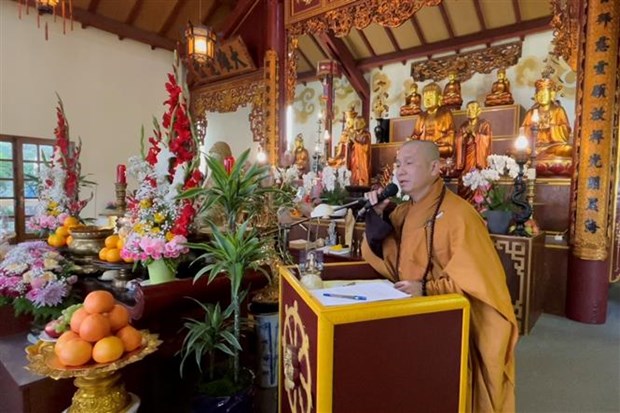 Vietnamitas en Francia celebran ceremonia budista de gratitud hinh anh 1
