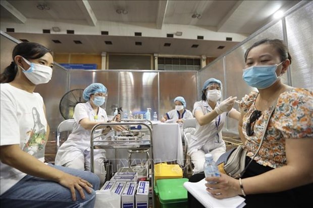Hanoi acelera pruebas y vacunacion contra el COVID-19 hinh anh 2
