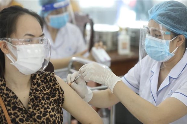 Aceleran Hanoi y Ciudad Ho Chi Minh vacunacion contra el COVID-19 hinh anh 1