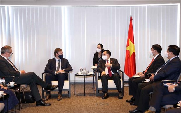 Presidente del Parlamento de Vietnam se reune con gerentes de varios grupos en Belgica hinh anh 2