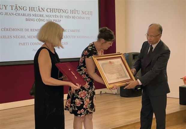 Vietnam confiere Medalla de Amistad a un ciudadano frances hinh anh 1