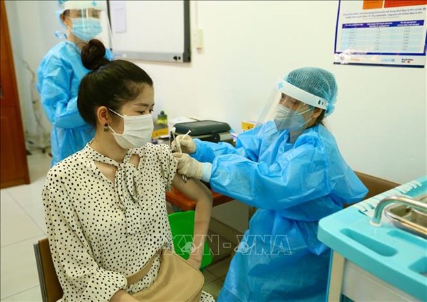 Mas de la mitad de habitantes elegibles en Hanoi es vacunada contra COVID-19 hinh anh 1