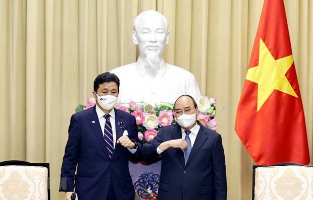 Vietnam exhorta al apoyo de Japon en acceso a vacunas contra COVID-19 hinh anh 1