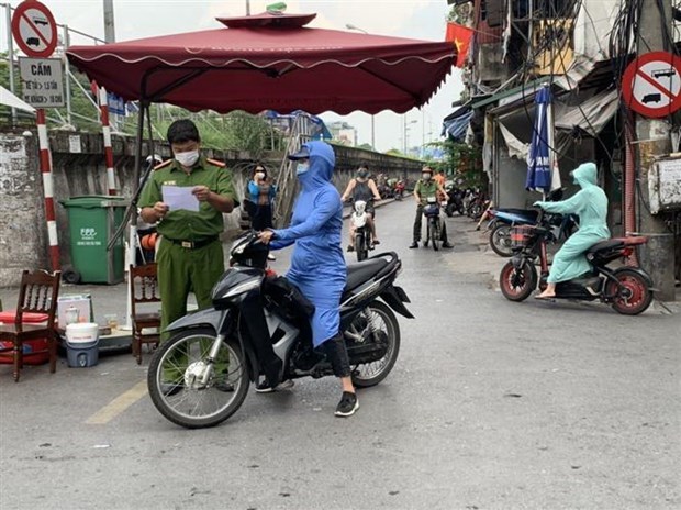 Levantan bloqueo aplicado en diferentes lugares afectados por COVID-19 en Hanoi hinh anh 1