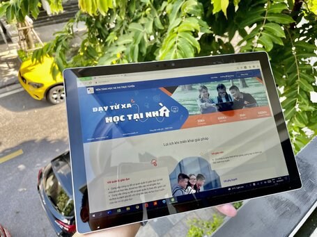 Numerosas empresas vietnamitas realizan donativos a programa de estudio en linea hinh anh 2