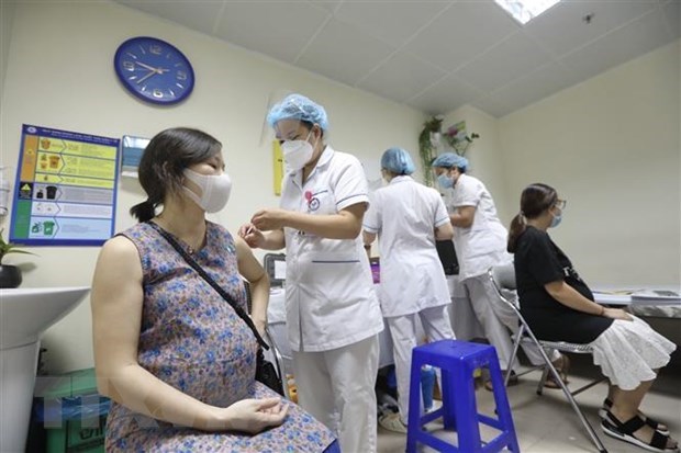 Vietnam registra mas de 10 mil nuevos casos del COVID-19 hinh anh 1