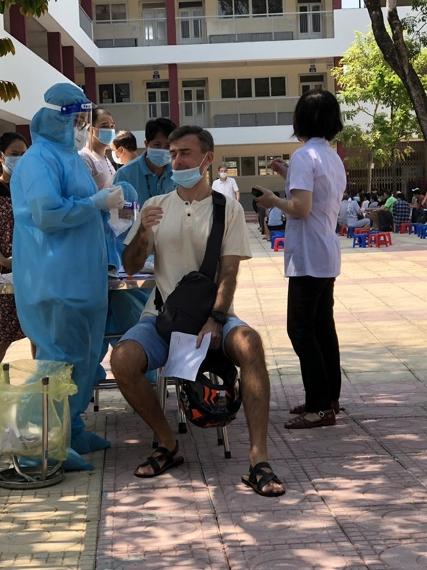Ciudadanos extranjeros en Hanoi, felices de ser vacunados contra el coronavirus hinh anh 2