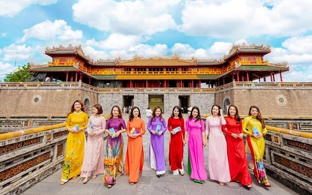 Exposicion virtual honra belleza de traje tipico de mujeres vietnamitas hinh anh 1