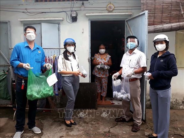 Ciudad Ho Chi Minh presta asistencia millonaria a los afectados por COVID-19 hinh anh 1