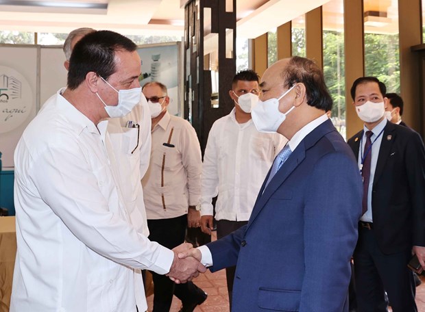 Presidente vietnamita visita el Centro de Ingenieria Genetica y Biotecnologia en Cuba hinh anh 1