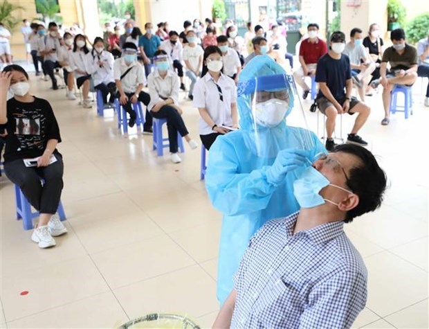 Reducen casos diarios del coronavirus en Vietnam hinh anh 1