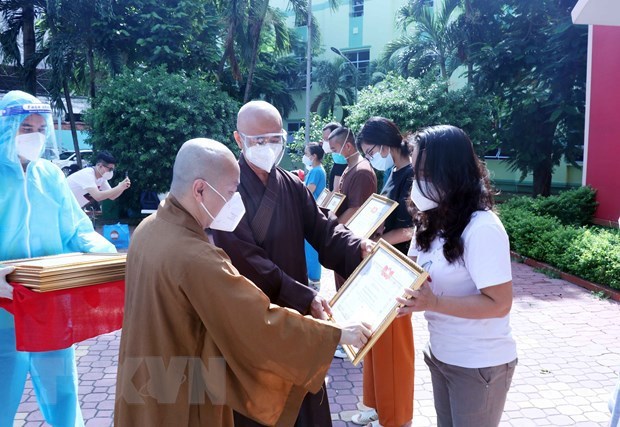 Destacan ayuda de voluntarios religiosos en lucha antiepidemica en Ciudad Ho Chi Minh hinh anh 2