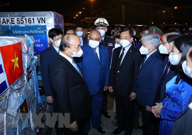 Presidente de Vietnam asiste a acto de entrega de vacunas y equipos medicos hinh anh 1