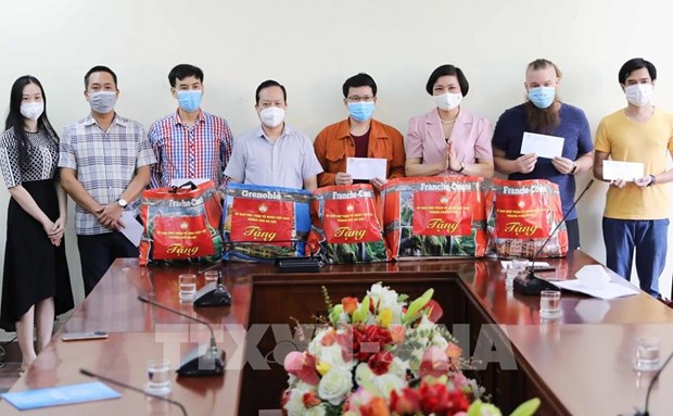 Hanoi apoya a los extranjeros afectados por el COVID-19 en la ciudad hinh anh 1