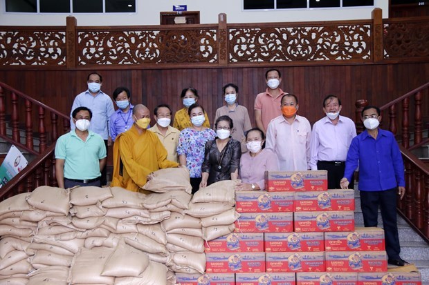 Monjes y creyentes budistas vietnamitas en Laos ayudan a residentes locales en lucha contra el COVID-19 hinh anh 1