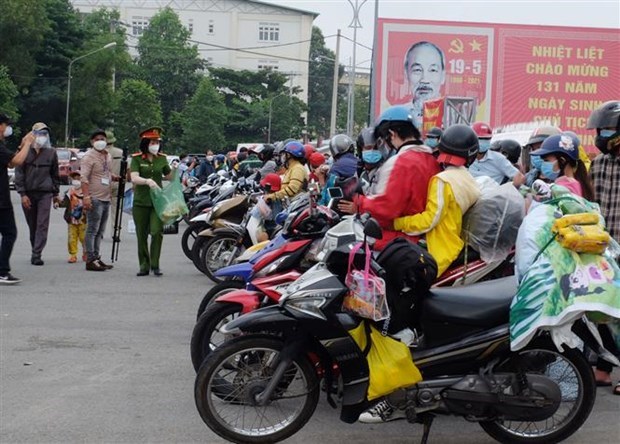 Organizan en Vietnam retorno de ciudadanos a lugares de origen en medio del COVID-19 hinh anh 1