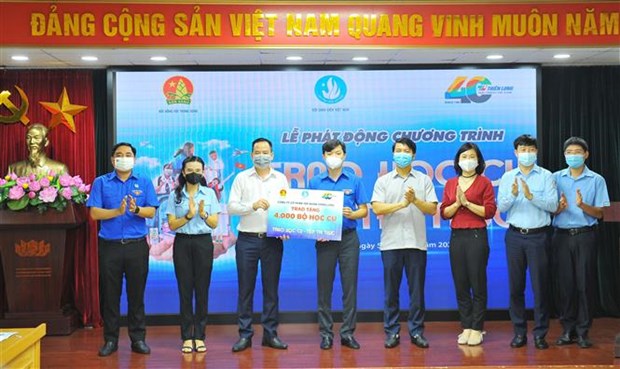 Obsequian herramientas de aprendizaje y becas para alumnos desfavorecidos en Vietnam hinh anh 1