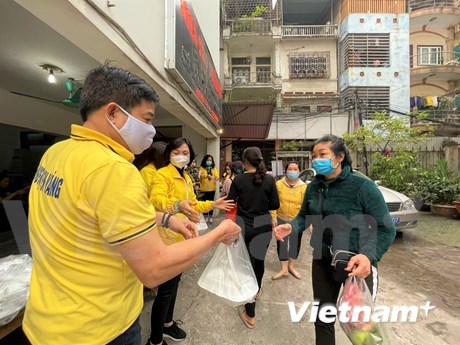 Ofrecen comidas beneficas para pacientes en situaciones dificiles en Hanoi hinh anh 1