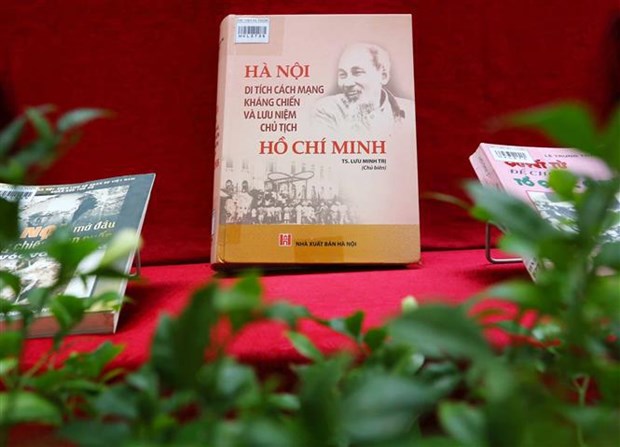 Exhiben libros y publicaciones para conmemorar Dia de la Liberacion de Hanoi hinh anh 1