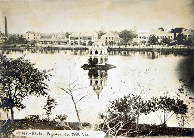Historia del emblematico lago Hoan Kiem contada a traves de fotos y documentos hinh anh 1