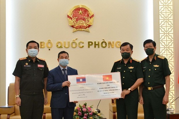 Ministerio de Defensa de Vietnam apoya a Laos en lucha contra el COVID-19 hinh anh 1