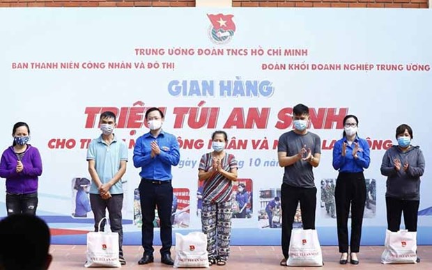 Paquetes de bienestar social benefician a cinco mil personas en Hanoi hinh anh 1