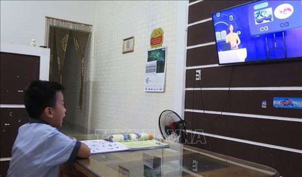 Decenas de localidades vietnamitas organizan ensenanza en linea y por television hinh anh 2