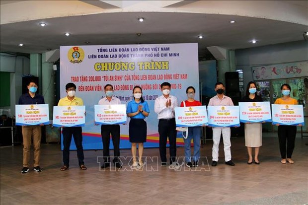 Ciudad Ho Chi Minh obsequia bolsas de bienestar social a trabajadores desfavorecidos hinh anh 1
