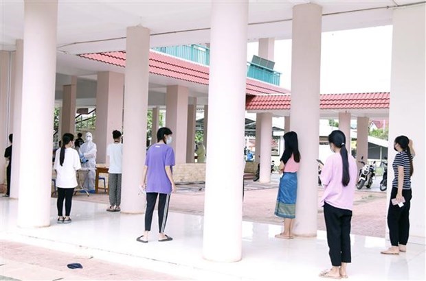 Vietnamitas en Laos se apoyan para superar la pandemia hinh anh 1