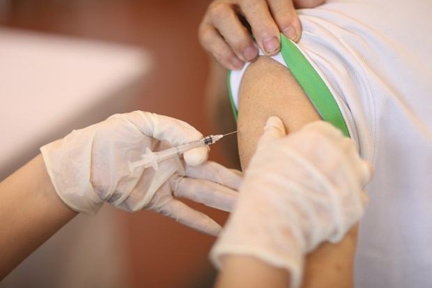 Vietnam ampliara vacunacion contra el COVID-19 para jovenes de 12 a 17 anos hinh anh 1