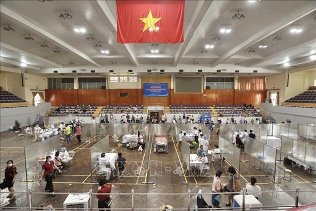 Perspectivas economicas de Vietnam dependen del progreso de la vacunacion contra el COVID-19 hinh anh 1