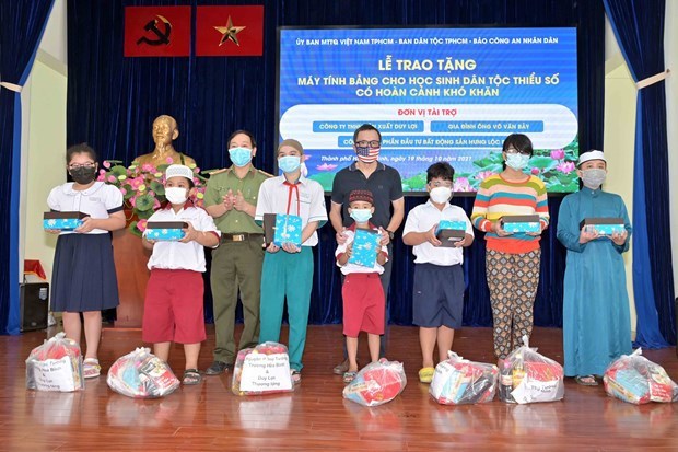 Entregan tabletas a alumnos desfavorecidos de minorias etnicas en Vietnam hinh anh 1