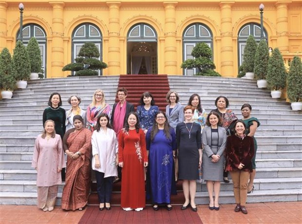 Vicepresidenta de Vietnam recibe a diplomaticas extranjeras hinh anh 2