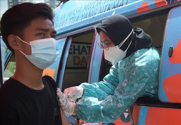 Indonesia extiende restricciones antiepidemicas hasta el 2 de noviembre hinh anh 1
