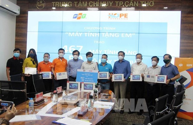 Grupo vietnamita FPT dona equipos de aprendizaje en linea para estudiantes hinh anh 2