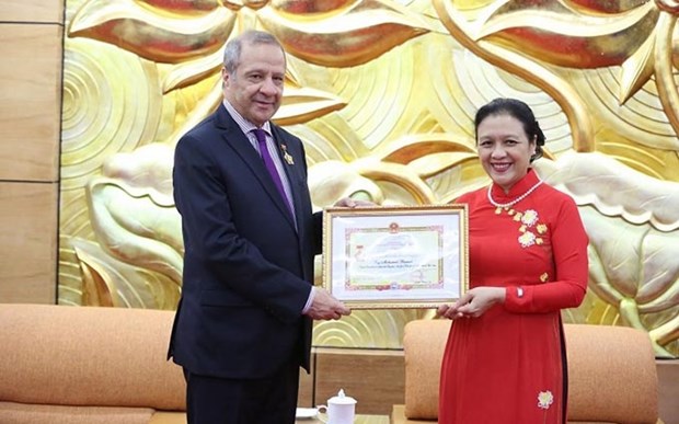 Embajador saliente de Argelia en Vietnam honrado con distincion de amistad hinh anh 1