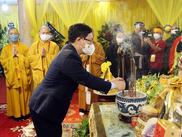 Dirigentes vietnamitas rinden homenaje a Patriarca Supremo de Sangha Budista hinh anh 1