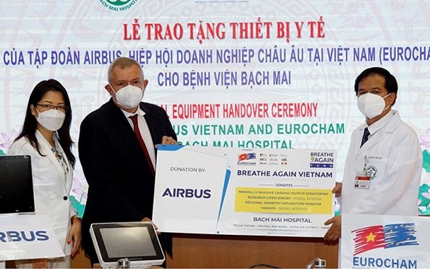 EuroCham patrocina equipos medicos para apoyar a Vietnam en la lucha contra el COVID-19 hinh anh 1