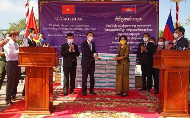 Gobierno de Camboya entrega a Vietnam 200 mil dosis de vacuna contra el COVID-19 hinh anh 1