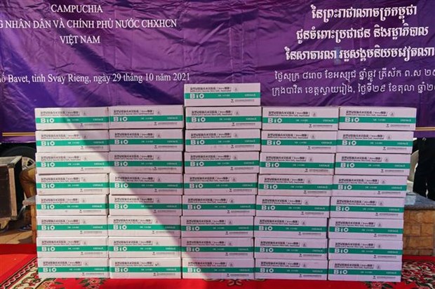 Gobierno de Camboya entrega a Vietnam 200 mil dosis de vacuna contra el COVID-19 hinh anh 2