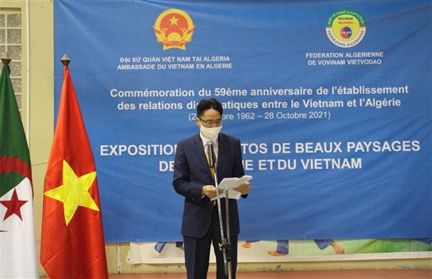 Exposicion de fotos marca el 59 aniversario de nexos diplomaticos Vietnam-Argelia hinh anh 1