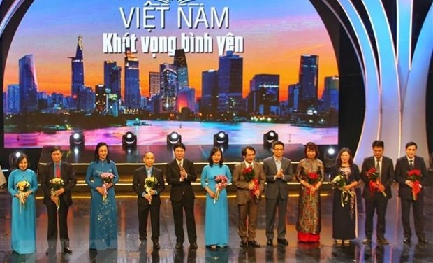 Vietnam honra a personas en la primera linea de combate contra el COVID-19 hinh anh 1