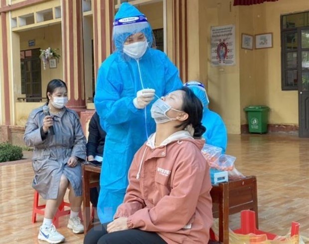 Reportan mas de seis mil casos nuevos del COVID-19 en Vietnam hinh anh 1
