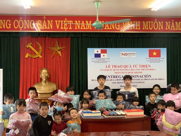 Donacion a favor de huerfanos refleja amistad Vietnam-Panama hinh anh 2