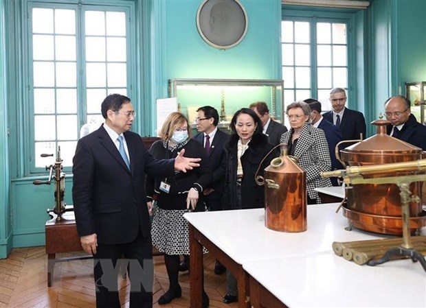 Primer ministro vietnamita visita el Instituto Pasteur de Paris hinh anh 1